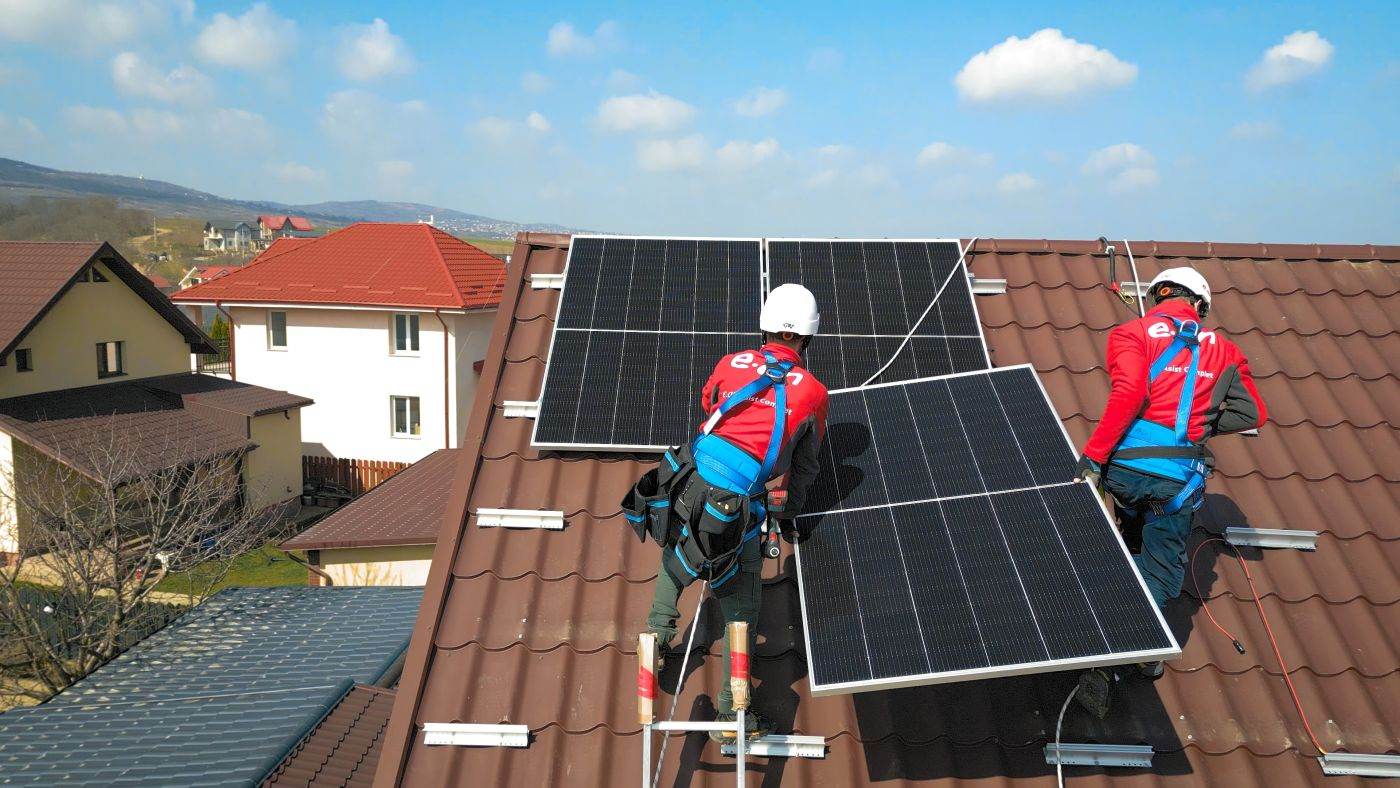 Piaţa fotovoltaicelor intră într-o nouă etapă: 9 din 10 sisteme instalate de E.ON includ baterii de stocare